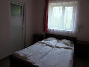 Kamar Double Klasik (B) | Meja kerja, ruang kerja ramah laptop, dan tirai kedap cahaya