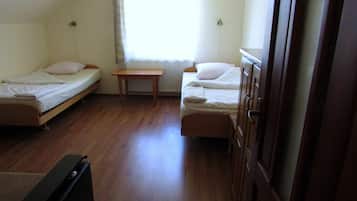 Eenvoudige driepersoonskamer, uitzicht op heuvels (no. 1) | Individueel gedecoreerd, een bureau, een laptopwerkplek