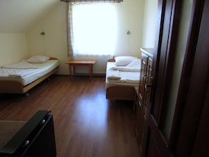 Kamar Triple Basic, pemandangan bukit (no. 1) | Meja kerja, ruang kerja ramah laptop, dan tirai kedap cahaya