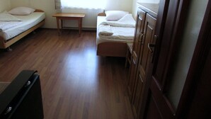 Kamar Triple Basic, pemandangan bukit (no. 2)