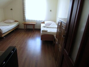 基础三人房, 山景 (no. 2) | 特色装修、办公桌、笔记本电脑工作区、遮光窗帘