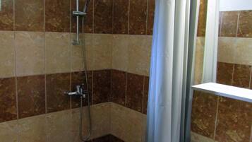 Classic-huone, 3 yhden hengen sänkyä, oma kylpyhuone (A) | Kylpyhuoneen suihku