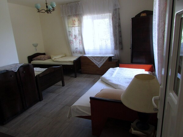 ห้องเบสิกดับเบิล (no. 4) | โต๊ะทำงาน, พื้นที่ทำงานแบบใช้แล็ปท็อป, ผ้าม่านกันแสง, Wi-Fi ฟรี