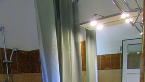 Shower kamar mandi