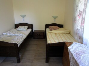 Classic-Zimmer, 3 Einzelbetten, eigenes Bad (A) | Individuell dekoriert, Schreibtisch, laptopgeeigneter Arbeitsplatz