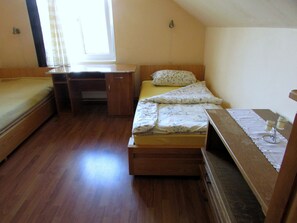 Kamar Triple Basic, pemandangan bukit (no. 2) | Meja kerja, ruang kerja ramah laptop, dan tirai kedap cahaya