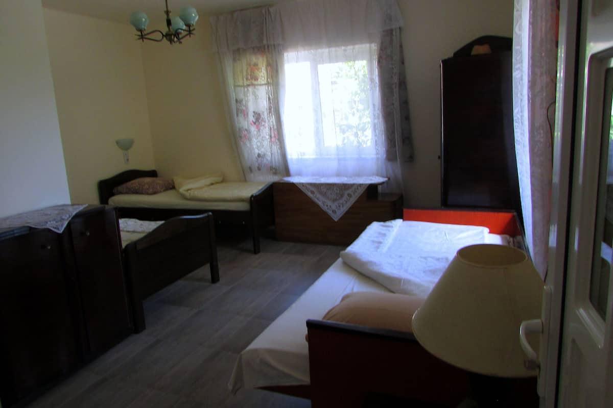 Chambre Classique, 3 lits une place, salle de bains privée (A) | Bureau, espace de travail pour ordinateur portable, rideaux occultants