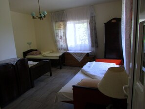 经典客房, 3 张单人床, 私人浴室 (A) | 特色装修、办公桌、笔记本电脑工作区、遮光窗帘