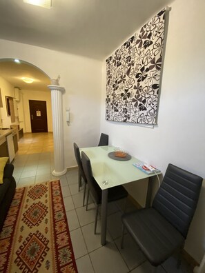 Family Apartment | In-room dining