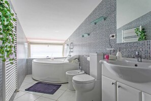 Apartamento, 3 quartos | Banheiro | Banheira, bidê, toalhas de banho 
