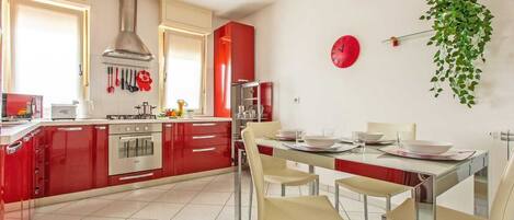 Apartment, 3 Schlafzimmer | Essbereich im Zimmer