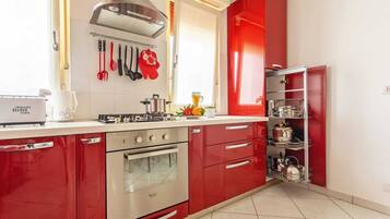 Apartment, 3 Bedrooms | Private kitchen | Fridge, oven, stovetop, toaster