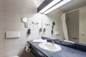 Baignoire, articles de toilette (gratuits), séchoir à cheveux