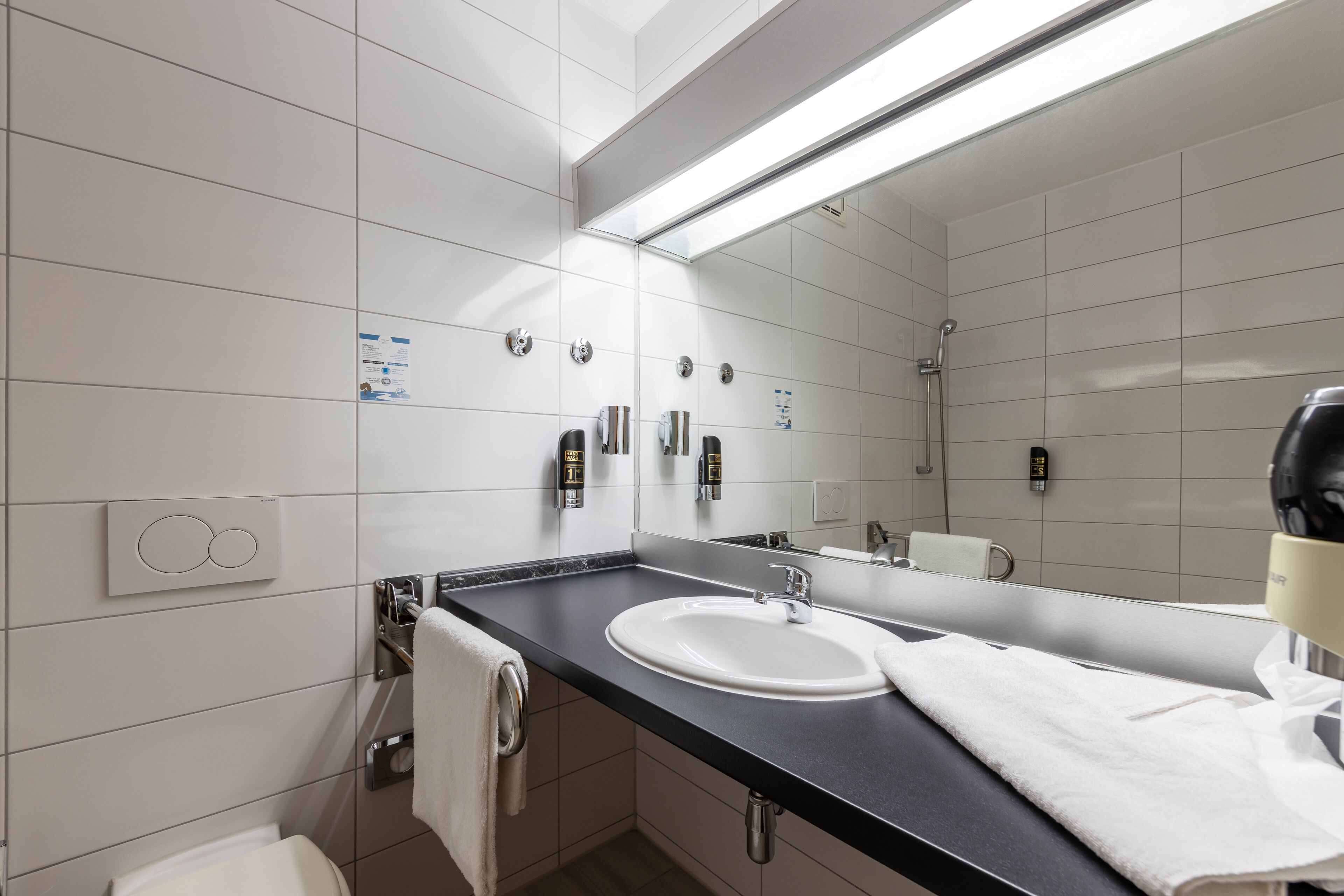 Badewanne, kostenlose Toilettenartikel, Haartrockner, Handtücher