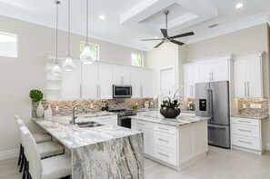 Kjøleskap, mikrobølgeovn, ovn og kokeplater