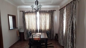 تناول الطعام داخل الغرفة