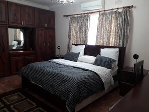 أغطية فراش متميزة وميني بار ومكتب ومكواة/لوح كي