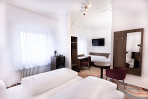 Standard-Dreibettzimmer | Schreibtisch, schallisolierte Zimmer, Bügeleisen/Bügelbrett