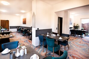 Free daily buffet breakfast  - Firzlaffs Hotel Neumünster (Neumuenster)