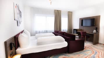 Standard-Dreibettzimmer | Schreibtisch, schallisolierte Zimmer, BĂŒgeleisen/BĂŒgelbrett