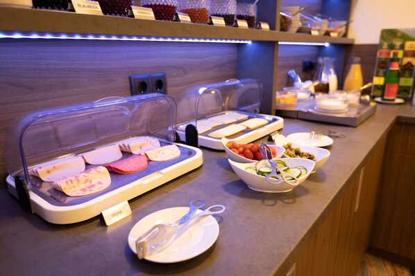 Free daily buffet breakfast - Firzlaffs Hotel Neumünster (Neumuenster)