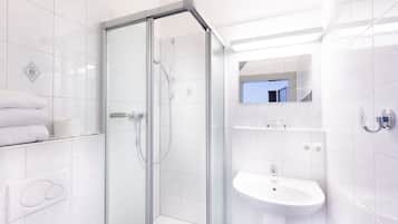 Habitación estándar con 1 cama doble o 2 individuales | Baño | Ducha, secador de pelo, toallas y jabón