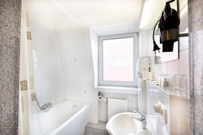 Standard-Dreibettzimmer | Badezimmer | Dusche, Haartrockner, Handtücher, Seife