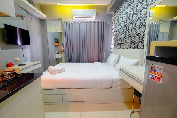 Room | 1 bedroom, desk, free WiFi, bed sheets - Furnished Studio Green Pramuka City Apartment (Jakarta)
