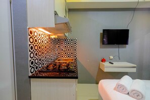 Kamer | Badkamer | Een douche, handdoeken