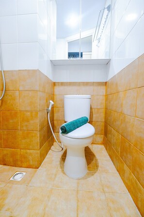Room | Bathroom | Shower, towels - Furnished Studio Green Pramuka City Apartment (Jakarta)