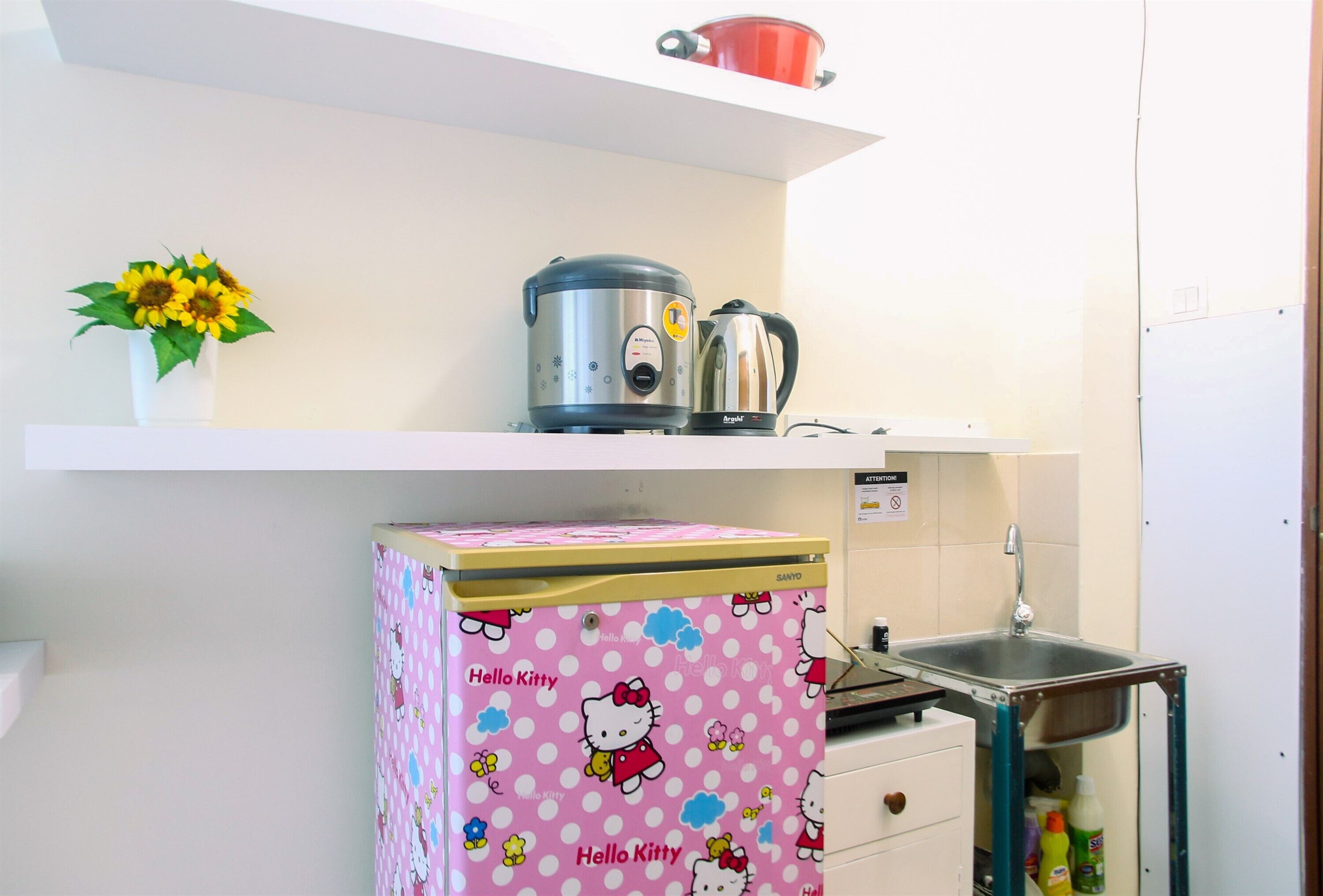 Quarto | Cozinha americana privada | Geladeira, cooktop, talheres/pratos/utensílios de cozinha