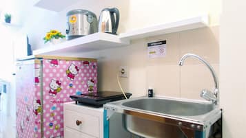 Room | Private kitchenette | Fridge, stovetop, cookware/dishes/utensils