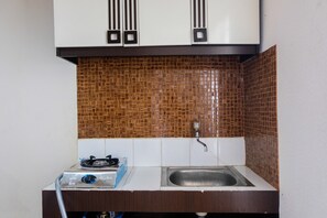 Room | Private kitchenette | Fridge, stovetop, cookware/dishes/utensils - City View Studio @ Green Bay Pluit Apartment (Jakarta)