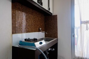 Quarto | Cozinha americana privada | Geladeira, cooktop, talheres/pratos/utensílios de cozinha