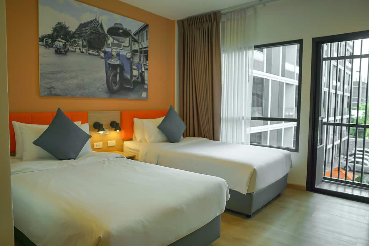 deluxe twin room, 2 single beds | in-room safe, desk, blackout curtains, soundproofing