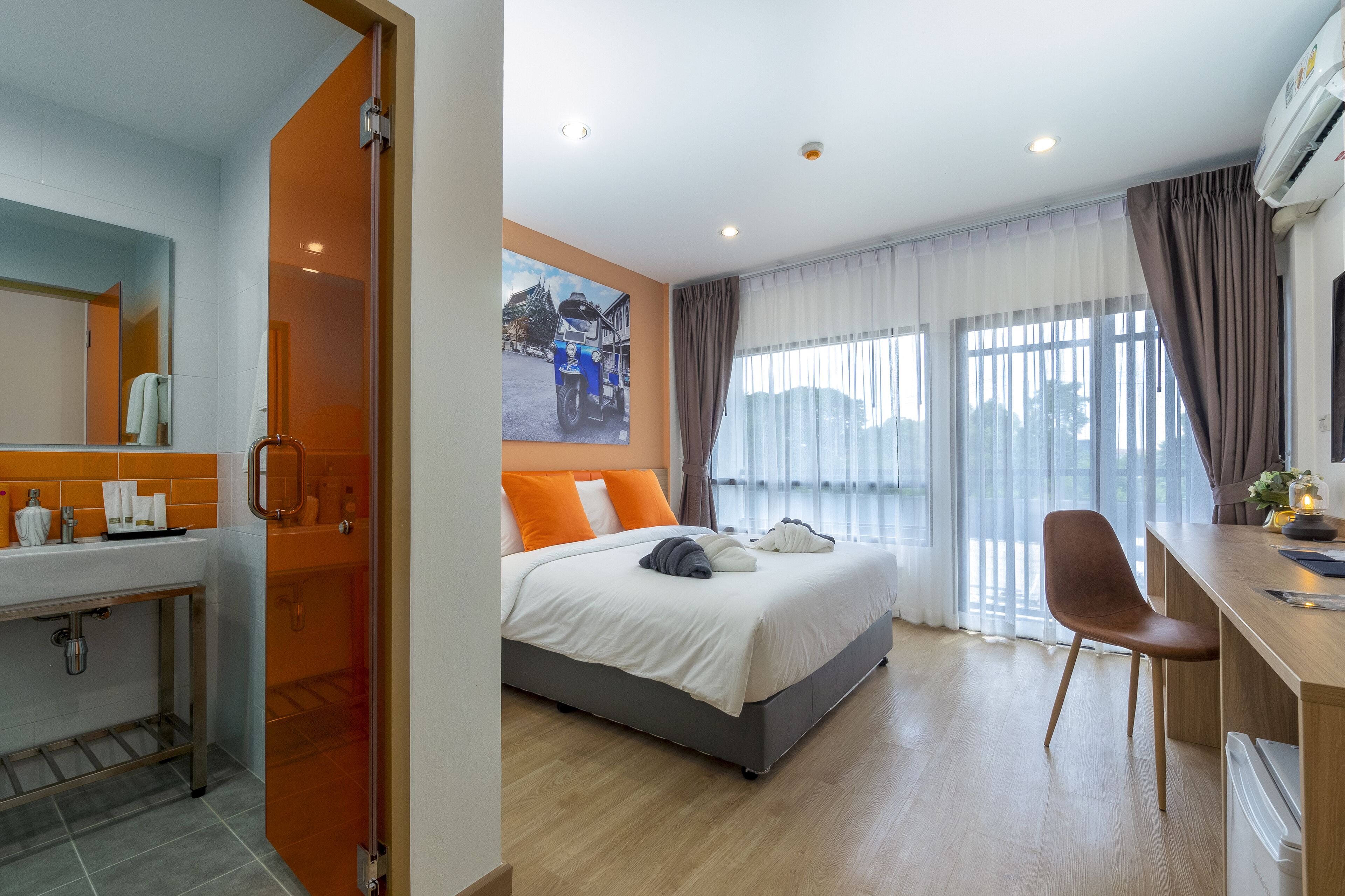 deluxe double room, 1 double bed | in-room safe, desk, blackout curtains, soundproofing
