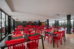 供應早餐、午餐和晚餐，當地料理