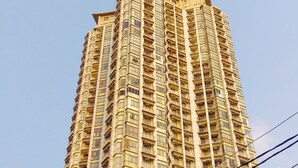 Un edificio de gran altura con múltiples balcones y un diseño arquitectónico moderno.