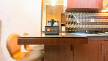 Room | Private kitchen | Fridge, stovetop, cookware/dishes/utensils
