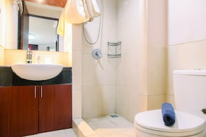 Room | Bathroom | Shower, towels - Relaxing Studio Apartment at Mangga Dua Residence (Jakarta)