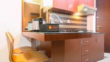 Room | Private kitchen | Fridge, stovetop, cookware/dishes/utensils