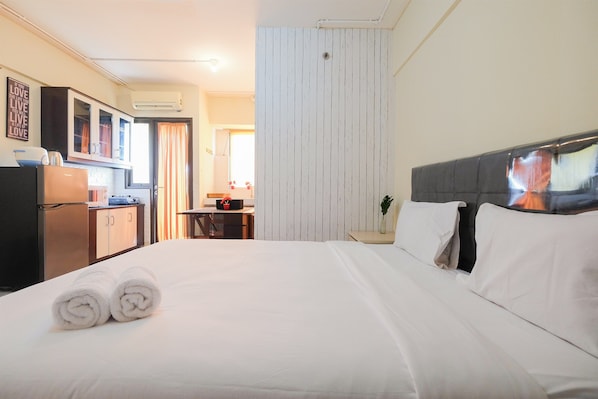 Room | 1 bedroom, desk, free WiFi, bed sheets - Contemporary Studio at Kebagusan City Apartment (Jakarta)