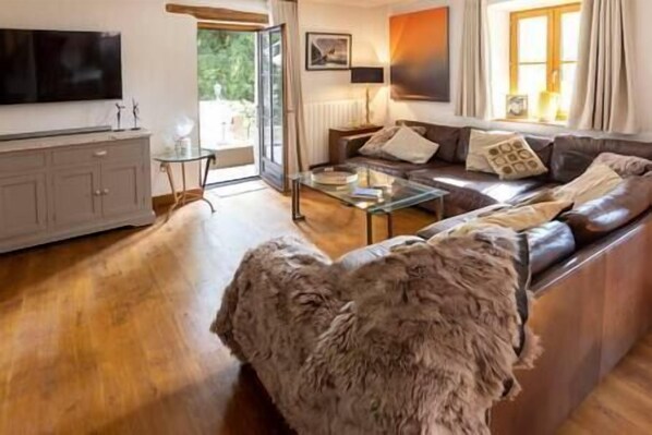 Smart TV, fireplace, video games, DVD player