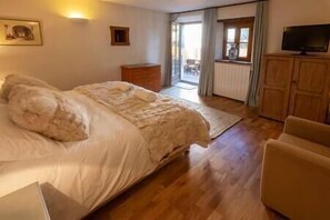 6 bedrooms, iron/ironing board, free WiFi, bed sheets