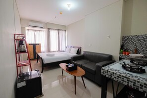 Room | 1 bedroom, free WiFi, bed sheets - Garden View Studio at Nifarro Park Apartment (Jakarta)