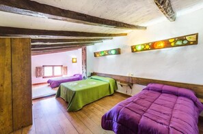 3 bedrooms, WiFi, bed sheets - OLD HOUSE (Yeste)