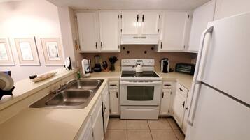 Condo, Multiple Beds, Private Pool, Garden View | Private kitchen