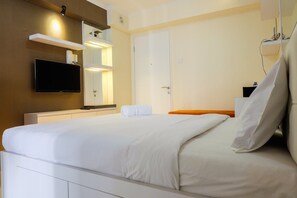 1 bedroom, desk, free WiFi, bed sheets - Best Deal Bassura Studio Apartment (Jakarta)