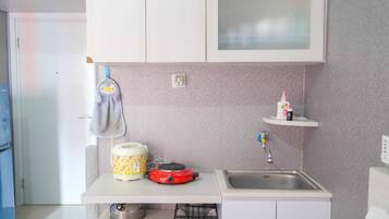 Room | Private kitchenette | Fridge, stovetop, electric kettle, cookware/dishes/utensils