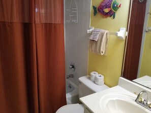 公寓式客房, 多张床, 阳台, 海洋景观 | 浴室 | 名牌洗护用品、毛巾